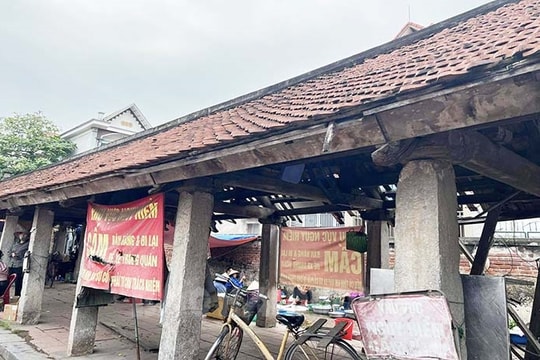 Chợ Vàng xuống cấp gây nguy hiểm